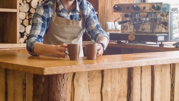 Приятный бариста работает в кафе — стоковое видео
