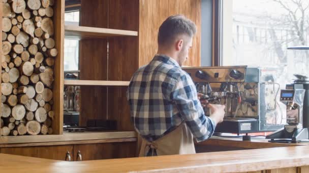 Profesionální barista pracuje v kavárně — Stock video