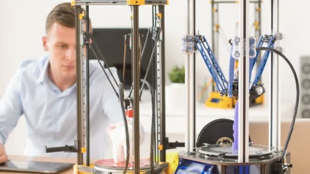 Ernstige man die werken met 3D-printer — Stockvideo