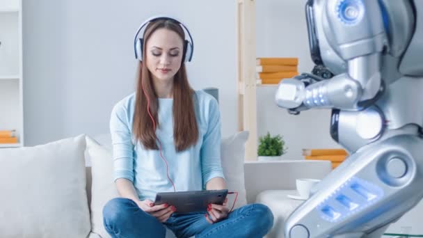 Robot e donna positiva a riposo insieme — Video Stock