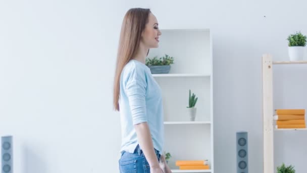 Agradable mujer abrazando con robot — Vídeo de stock