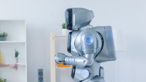 Fröhliche Frau und Roboter begrüßen einander — Stockvideo