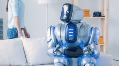 kadın kucaklayan modern robot