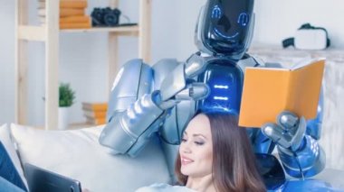 modern robot ile kanepede oturan kadın