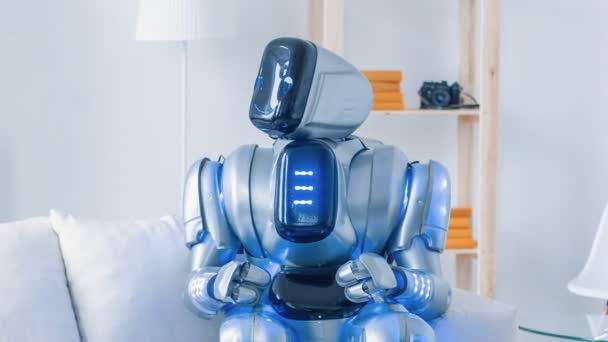 Robot ülő-on dívány-vidám nő — Stock videók