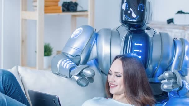 Kvinnan vila på soffan med robot — Stockvideo