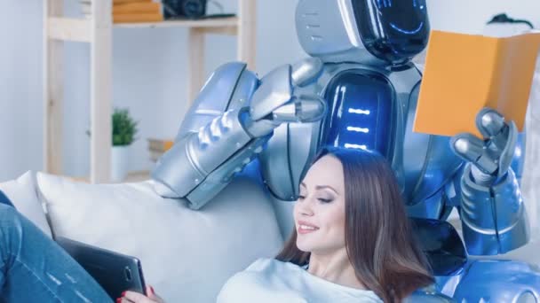 Mujer descansando en el sofá con robot moderno — Vídeos de Stock