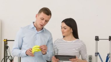 3d modeli tartışırken baskılı