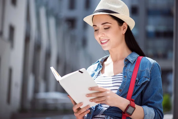 Mujer alegre leyendo libro — Foto de Stock