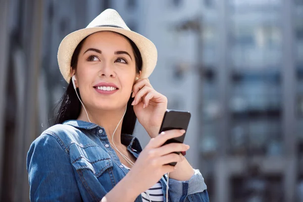 Aangename vrolijke vrouw een wandeling — Stockfoto