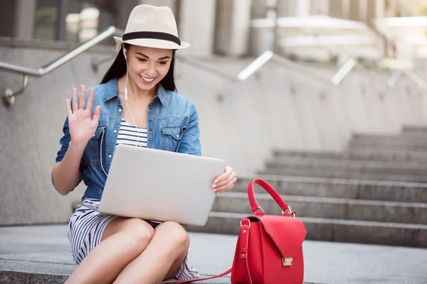 Dizüstü bilgisayar kullanan hoş gülümseyen kadın
