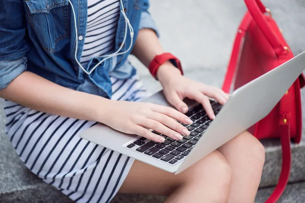 Dizüstü bilgisayar kullanan hoş kadın