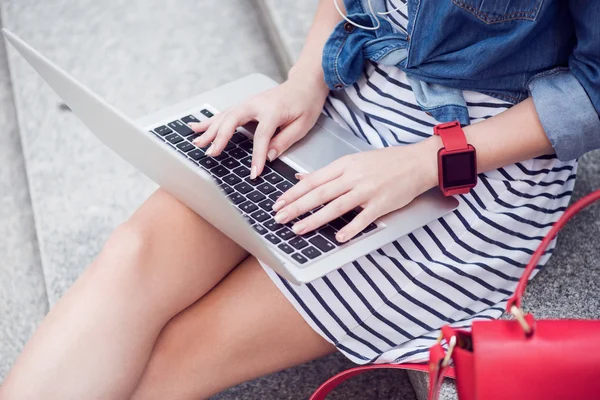 Agradable joven mujer usando el ordenador portátil — Foto de Stock