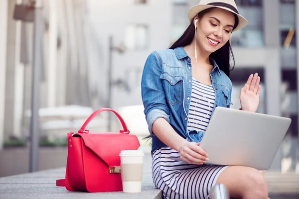 Mulher alegre usando laptop — Fotografia de Stock