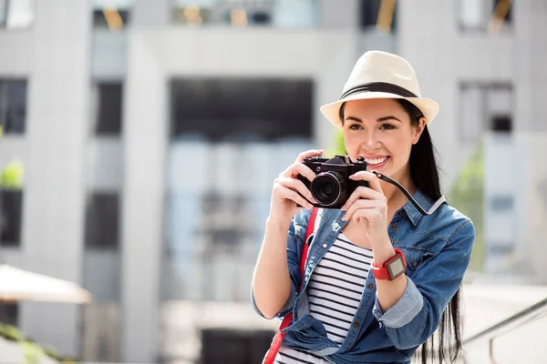 Erfreut lächelnde Frau beim Fotografieren — Stockfoto