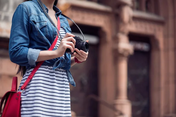 Przyjemna kobieta trzymając aparat fotograficzny — Zdjęcie stockowe