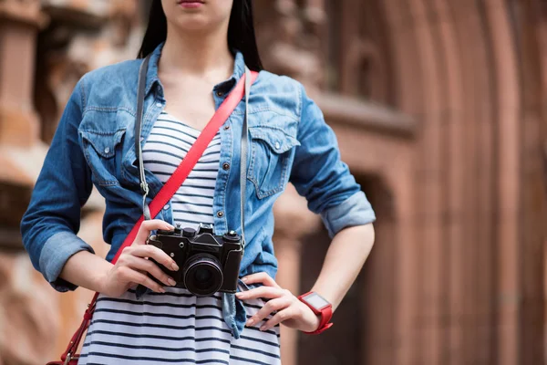 Wanita yang menyenangkan memegang kamera foto — Stok Foto