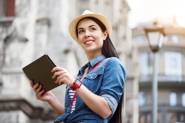 Mujer positiva sosteniendo tableta — Foto de Stock