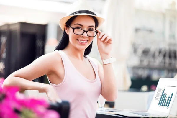 Mulher positiva sentada à mesa — Fotografia de Stock