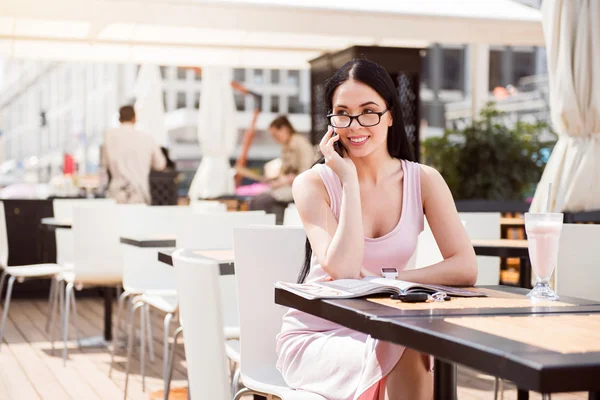 Pozitif kadın cep telefonundan söz