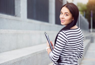 Pozitif güzel kadın holding klasör