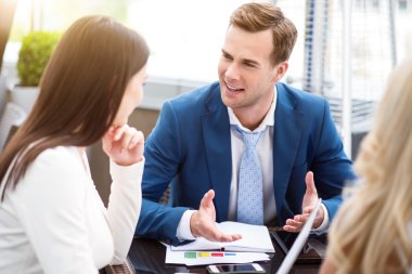 Pozitif meslektaşları konuşmak