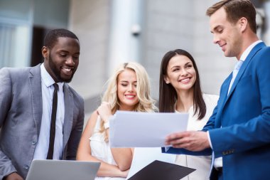 Konuşmak hoş olumlu iş arkadaşları