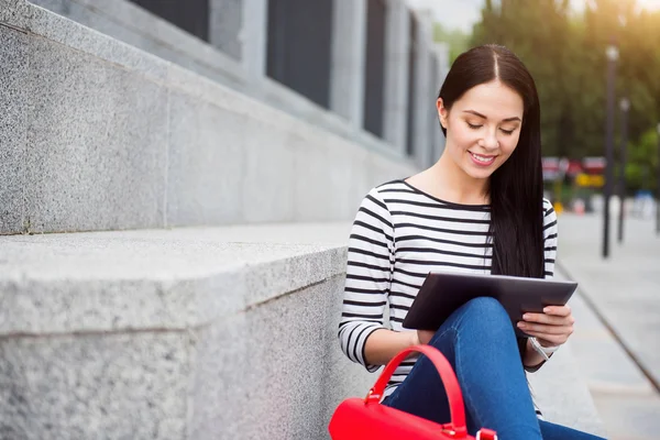 Mooie vrouw met behulp van Tablet PC — Stockfoto