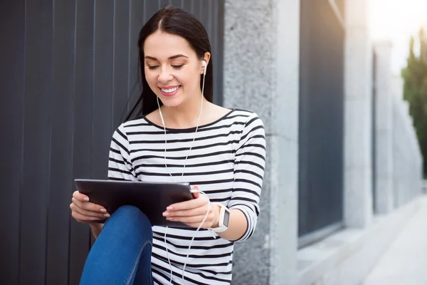 Positive woman listening to music — Stock Photo, Image