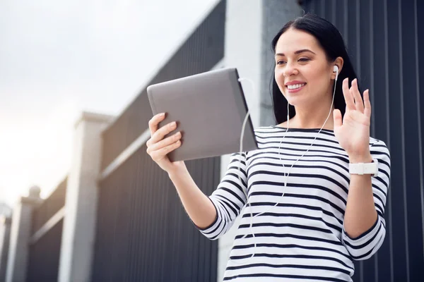 Fröhliche Frau mit Tablet — Stockfoto