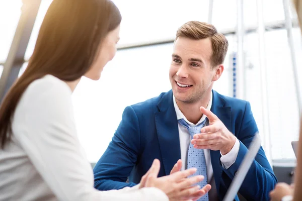 Positivo piacevoli colleghi parlando — Foto Stock