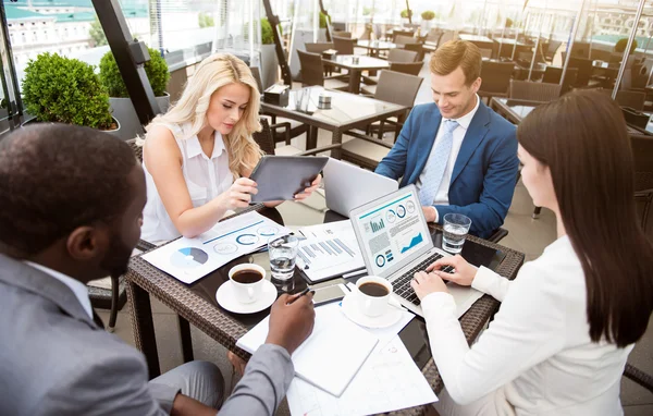 Berufskollegen sitzen mit am Tisch — Stockfoto