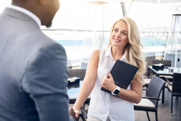 Positieve collega's handen schudden — Stockfoto