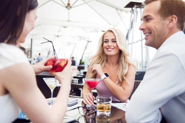 Positieve vrienden rusten in het café — Stockfoto