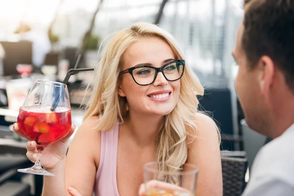 Pareja positiva sentada en el café — Foto de Stock