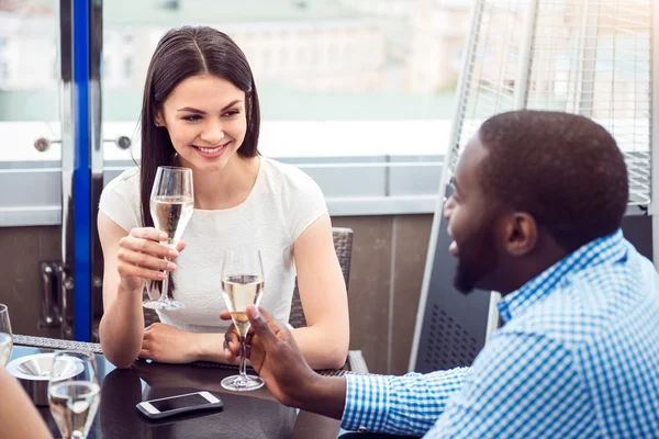 Positieve vrienden vieren in het café — Stockfoto