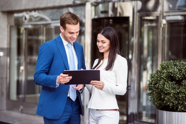 Aangename lachende collega's praten — Stockfoto