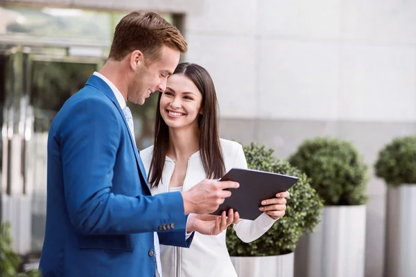 Aangename lachende collega's praten — Stockfoto