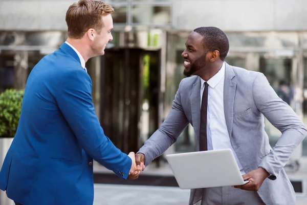 Positieve collega's handen schudden — Stockfoto