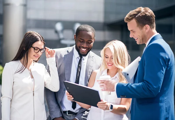 Colegas positivos de pie cerca del edificio de oficinas — Foto de Stock