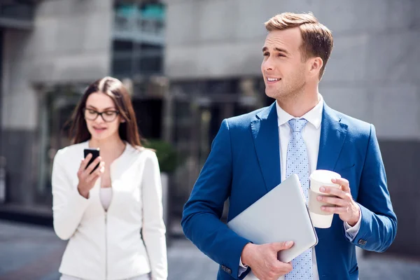 Schöner Mann, der in der Nähe von Bürogebäuden steht — Stockfoto