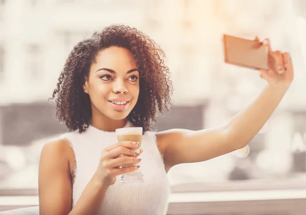 Mujer joven relajante — Foto de Stock