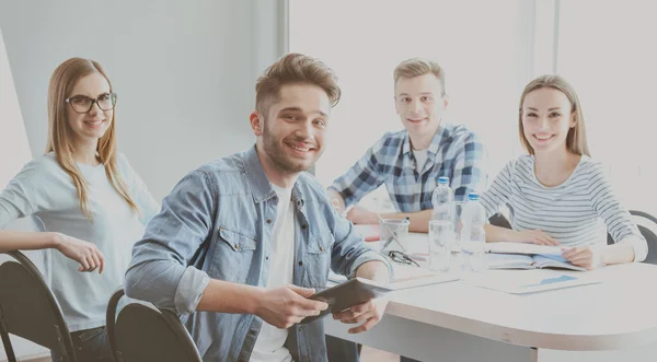 Jóvenes empresarios modernos — Foto de Stock