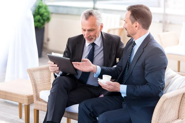 Positive Kollegen ruhen sich auf der Couch aus — Stockfoto