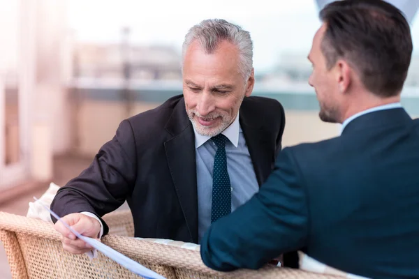 Positive Kollegen, die mit Papieren arbeiten — Stockfoto