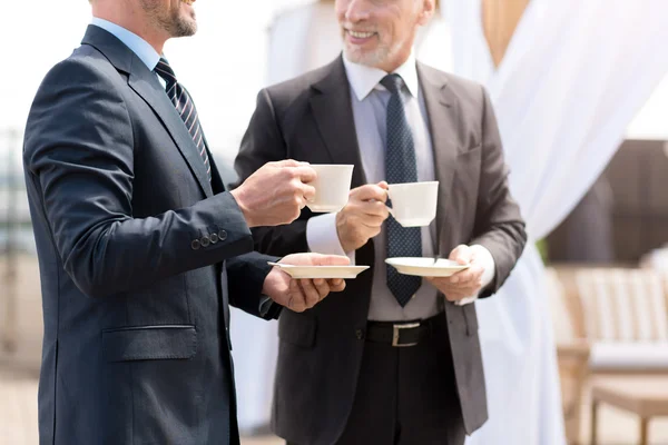 Colleghi sorridenti positivi che bevono caffè — Foto Stock