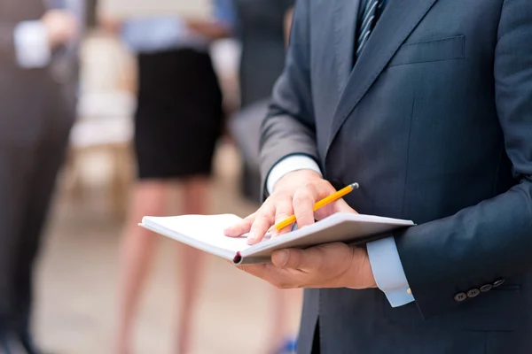 Aangename zakenman houden notitieboek — Stockfoto