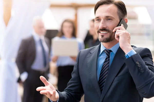 Positieve zakenman praten op mobiele telefoon — Stockfoto