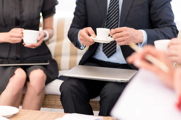 Colegas agradáveis sentados à mesa — Fotografia de Stock