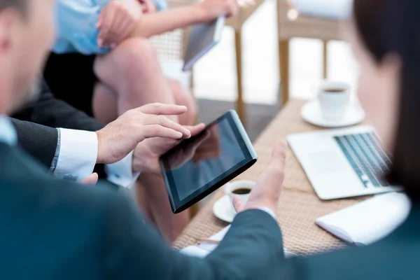 Angenehme Kollegen mit Tablet — Stockfoto